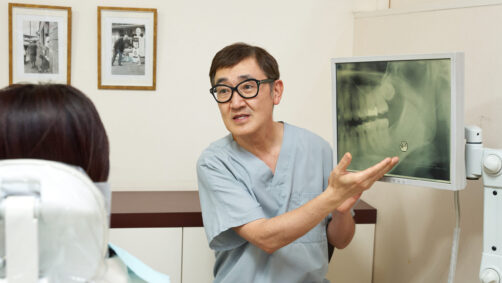 説明する院長