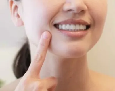 白い歯の女性