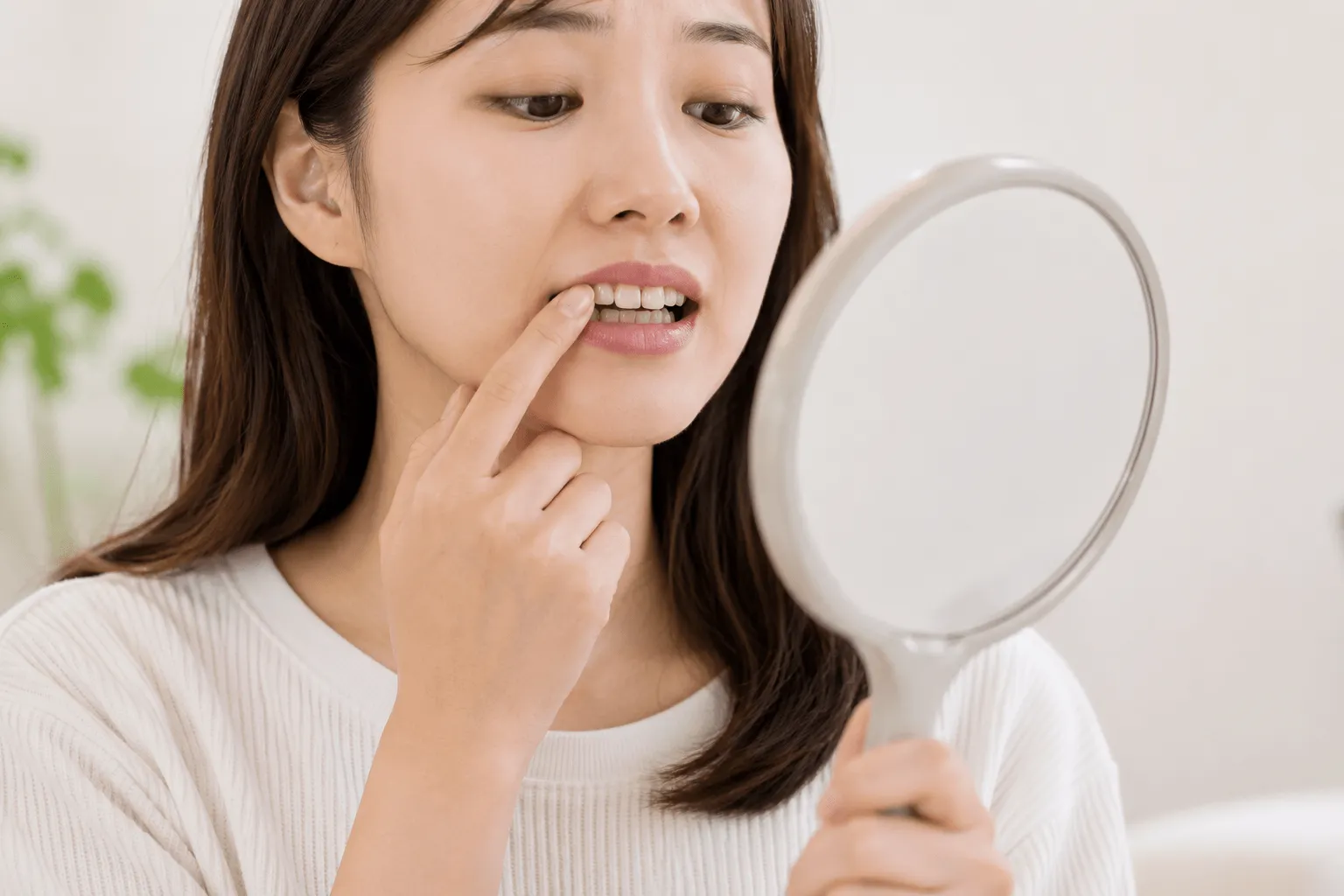 前歯の色や形、すき間が気になる女性
