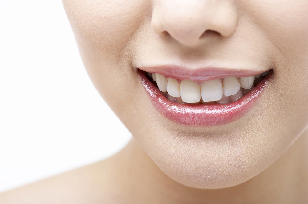 天然歯と見分けがつかない自然な白さと輝きを持つセラミック