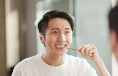 歯磨きする男性