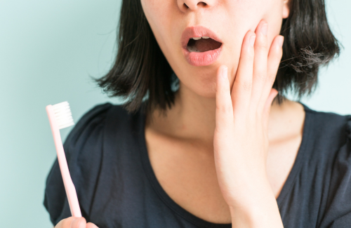歯茎が痛い女性