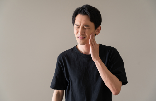 歯が痛む男性