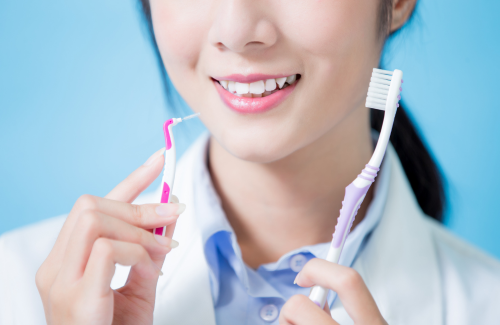 歯ブラシを持つ歯科医師