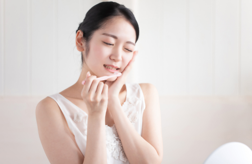 歯磨きをする女性