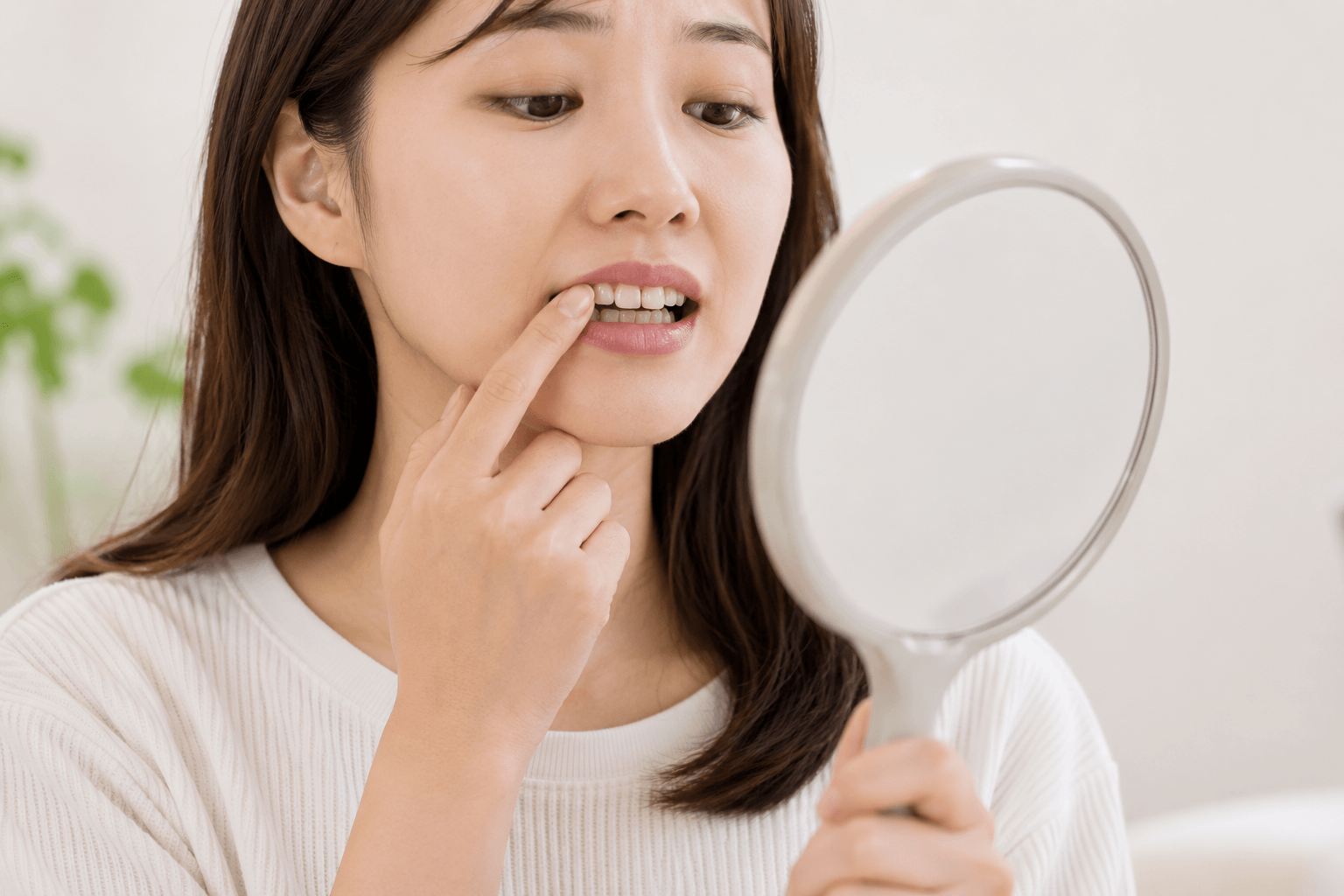 前歯の色や形、すき間が気になる女性