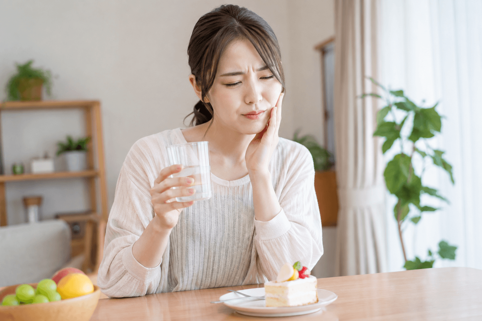 ホワイトニング後に歯がしみるときの対処法のイメージ