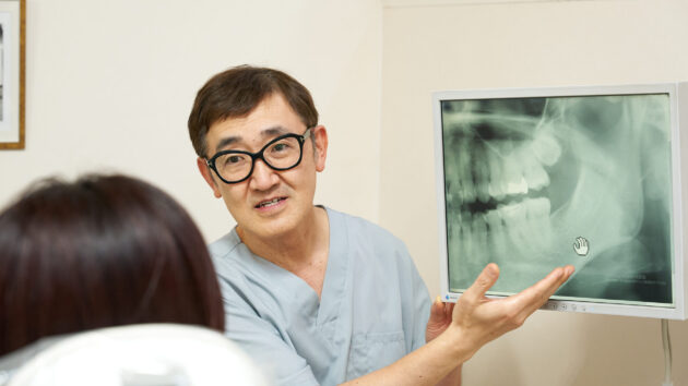 説明する院長